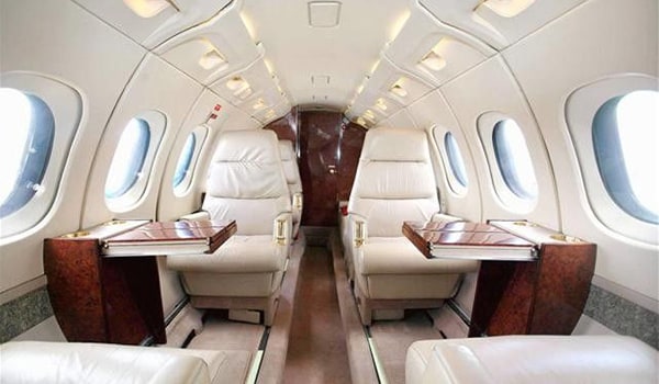 Hawker 700
