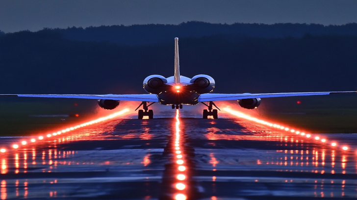 Самолет Gulfstream G650ER на стоянке у ангара