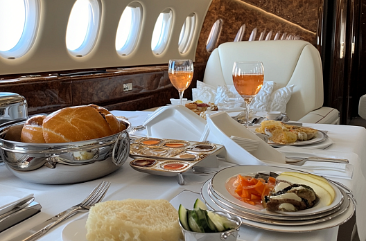 Что предлагают современные бизнес джеты: обзор услуг на борту частного самолета